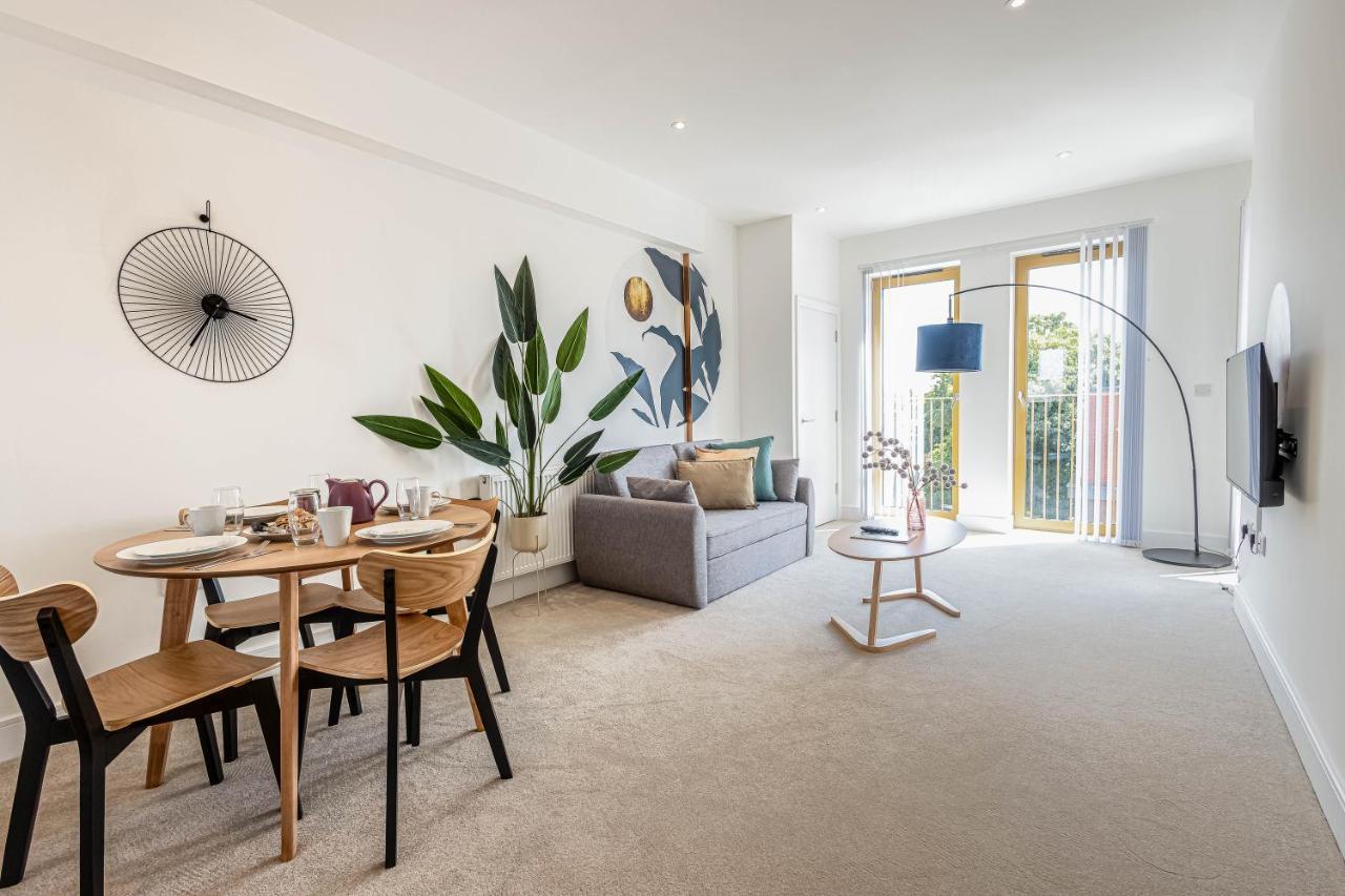 Modern Apartments With Balcony In Merton Near Wimbledon By Sojo Stay Mitcham Exterior foto